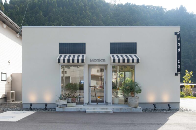 「砂漠にひっそりと佇むブティック」を思わせる美容室 - フランス、ヨーロッパのアンティーク&ヴィテージ家具 Found